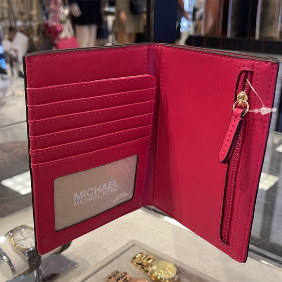 Michael Kors Jet Set Travel Passport Wallet
Electric Pink Signature NWT - Picture 11 of 16